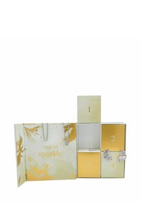 Cadeauboxset met vier compartimenten in goud en wit, met sieraden tentoongesteld, waaronder een vlinderketting en oorbellen.