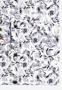 Weißes Hemd mit schwarzem Paisleymuster, ausgestattet mit einer Knopfleiste, runder Kragen und dezenter Textur im Stoff. Knopfdetail auf der Brust.