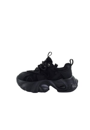 Czarny masywny sneaker z grubą, rzeźbioną podeszwą, cholewką z siateczki i skóry, zawiązywany na sznurowadła oraz z pętelkami do łatwego zakładania na języku i pięcie.