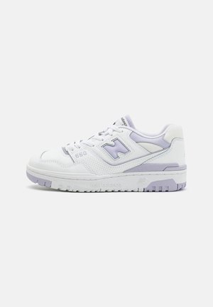 Weiße und helllila New Balance 550 Sneaker mit Schnürsenkeln, perforierten Seitenpaneelen und Gummisohle, von der Außenseite auf einem schlichten Hintergrund gezeigt.