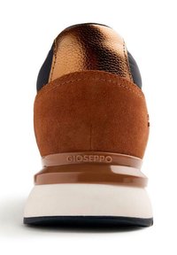 Sneaker con una toma superiore in suede marrone e un tallone riflettente in rame. Presenta una suola intermedia bianca e una suola esterna nera testurizzata. Branding GIOSEPPO visibile.