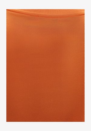 Primer plano de tela de punto acanalada naranja que muestra la textura y detalles de las costuras.