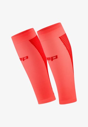 Paar leuchtend korallenfarbener Kompressions-Wadenärmel mit strukturierten Paneelen und dezentem Logo auf weißem Hintergrund.