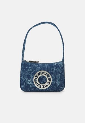 Sac à épaule en denim de forme rectangulaire, couleur bleue, avec un accent de logo en métal et une fermeture à zip. Il présente une surface texturée avec un motif décoratif.