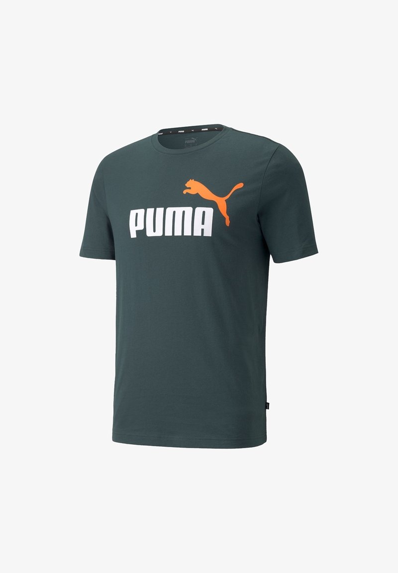 Ciemnozielona koszulka z krótkim rękawem z białym napisem "PUMA" i pomarańczowym logo pumy na piersi, okrągły dekolt i luźny krój.