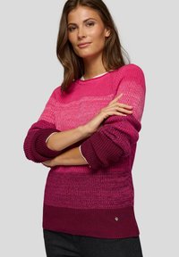 Gestrickter Pullover mit Farbverlauf in Pinktönen, mit strukturiertem Muster, gerippten Bündchen und Saum sowie kleinem Logo-Akzent.