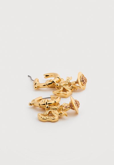 Σκουλαρίκια σε χρυσό τόνο με σχεδιασμό γάντζου, διακοσμημένα με σκαλιστές λεπτομέρειες και ροζ στρας για επιπλέον λεπτομέρεια.