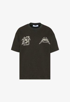 Ciemnozielona bawełniana koszulka z okrągłym dekoltem, krótkimi rękawami oraz białymi nadrukami graficznymi na lewej i prawej klatce piersiowej.