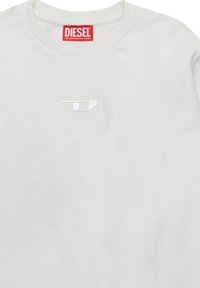 Felpa bianca a girocollo realizzata in cotone. Presenta un logo bianco in rilievo sul petto e un'etichetta rossa del marchio sul collo.