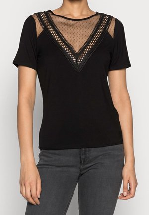 Zwart t-shirt met een v-hals en een doorzichtige mesh inzet met een gestructureerd patroon. Korte mouwen en een gladde stof. Verfraaid met kantafwerking.