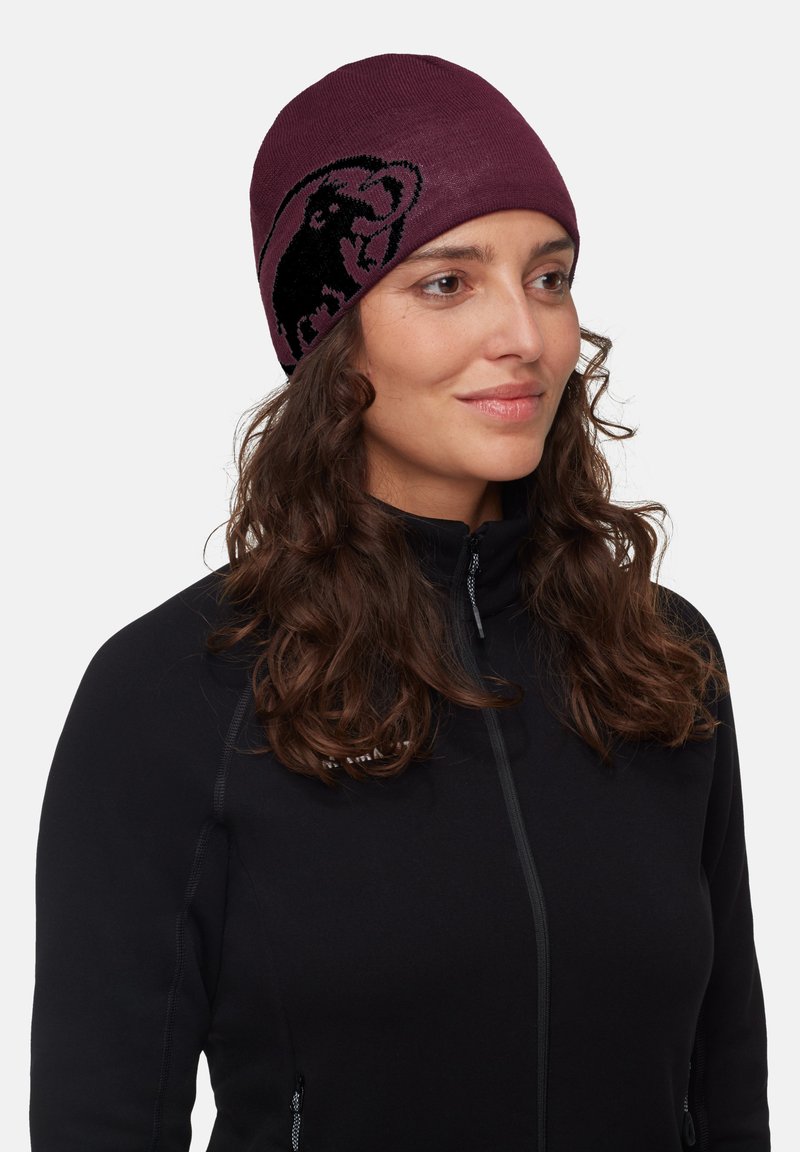 Beanie bordeaux con grafica di un mammut nera, texture a maglia, design aderente e finitura liscia. Stile semplice e funzionale.
