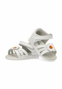 Sandalias de cuero blanco con un acento de flor con un centro naranja, diseño de punta abierta y correas ajustables para un ajuste seguro.