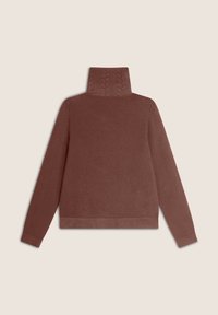 Pullover a collo alto a maniche lunghe di colore ruggine. Tessuto morbido con colletto testurizzato e bordo a costine. Design semplice e pulito senza decorazioni.