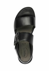 Sandal in pelle nera con un design a fascia larga, fibbia regolabile e soletta texturizzata. La suola è piatta e arrotondata all'altezza delle dita.