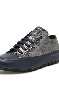 Sneaker sportivo con tomaia in tessuto metallico argento, punta in pelle blu scuro, lacci blu scuro e suola in gomma. Logo "Candice Cooper" visibile.