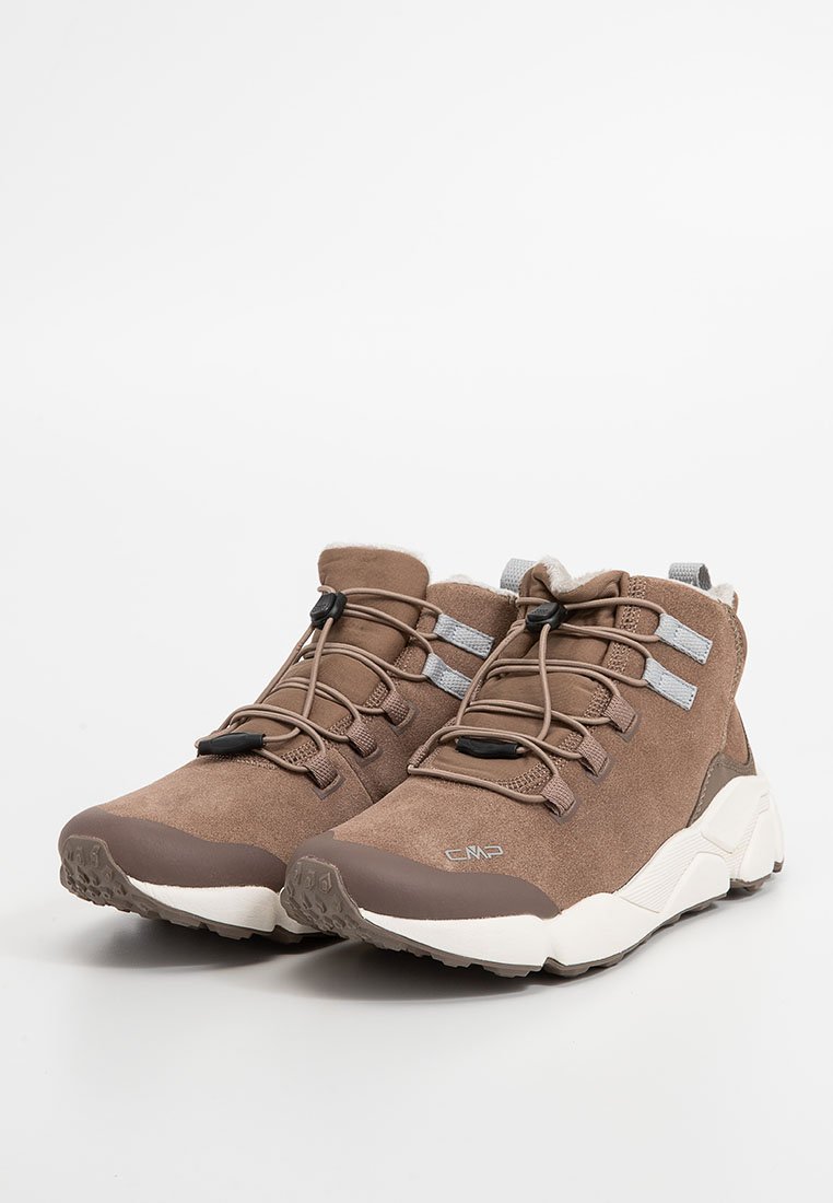 Brązowe zamszowe botki za kostkę z szarymi akcentami, okrągłym noskiem, teksturowaną podeszwą oraz elastycznym systemem sznurowania zapewniającym pewne dopasowanie. Wytrzymała i lekka konstrukcja.