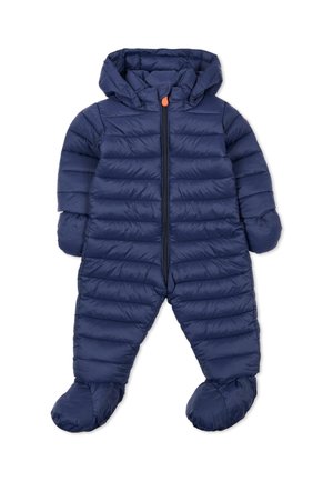 Combinaison de neige matelassée bleu marine avec capuche, fermeture éclair intégrale et conception avec pieds. Présente une texture matelassée et des poignets élastiques pour plus de chaleur.