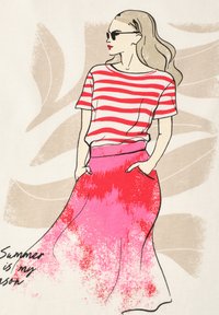Femme aux longs cheveux et lunettes de soleil, portant une chemise rayée rouge et blanche et une jupe fluide rose et rouge, les mains dans les poches, de profil.