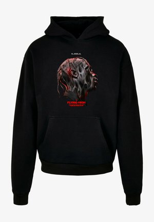 Mustaga kapuuts, millel on graafiline print profiilist punutud juustega, rõhutatud punase ja halli suitsuefektiga ning julge tekstiga all.