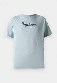 Gaiši zils kokvilnas T-krekls ar apaļu kakla izgriezumu. Priekšpusē ir uzraksts "Pepe Jeans" tumši zilā krāsā un "LONDON" sarkānā krāsā, ar īsām piedurknēm.