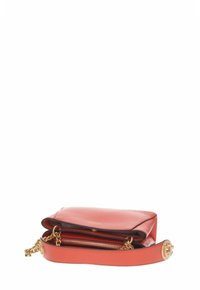Borsa a tracolla rossa in pelle con catena dorata, chiusura con zip e texture liscia; design minimalista con dettaglio del logo sulla tracolla.