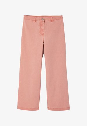 Pantalon court rose à jambes larges avec fermeture à boutons, passants de ceinture et détails de couture frontale, présenté sur fond blanc.