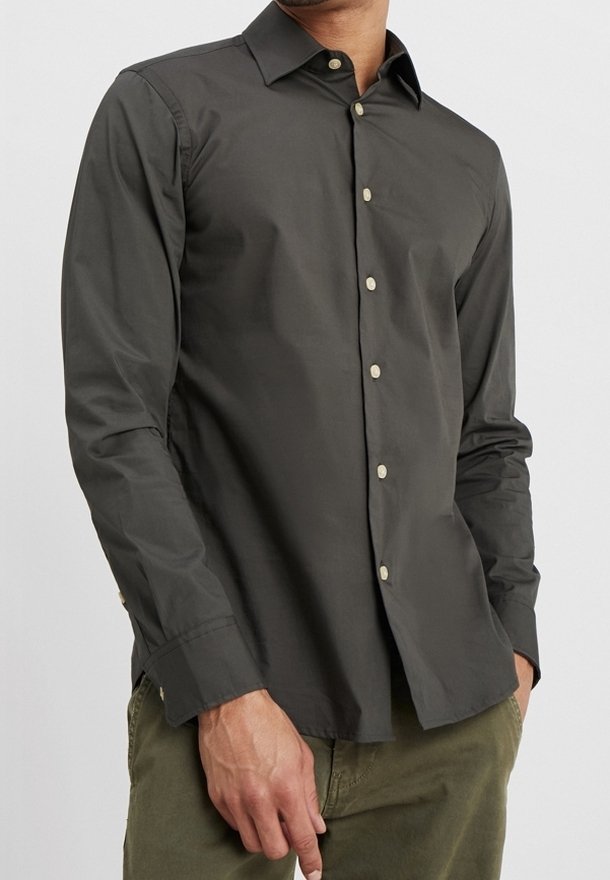 Donkergrijze shirt met lange mouwen en een button-down kraag, voorzien van lichtbeige knopen en een gladde, iets glanzende stoftextuur.