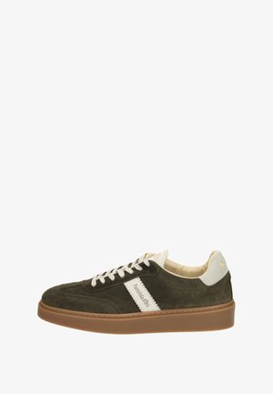 Sneaker in suede verde scuro con dettagli in pelle bianca, lacci bianchi piatti, fodera beige e suola in gomma marrone. Presenta una marcatura cucita.