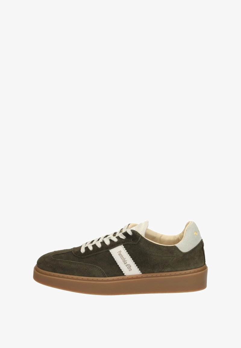 Tmavě zelené semišové tenisky s bílými koženými akcenty, plochými bílými tkaničkami, béžovým podšívkou a hnědou gumovou podrážkou. Vybavené vyšitým brandingem.