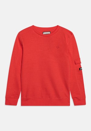 Sweat-shirt rouge en coton doux, avec manches longues, col et poignets côtelés, et un petit logo sur la poitrine. Comprend une poche latérale.