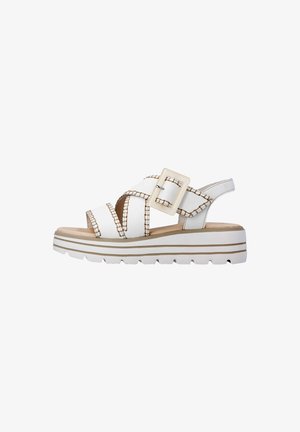 Witte platformsandaal met twee brede banden, grote vierkante gesp, beige stiksels en geribbelde zool, zijaanzicht.