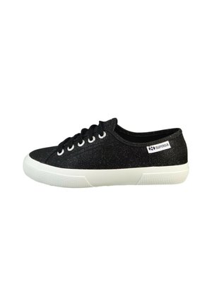 Sort lavtop sneaker med glitrende stof, hvid gummisål, sorte snørebånd og Superga mærket på siden.