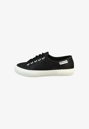 Baskets basses noires en tissu pailleté, semelle en caoutchouc blanche, lacets noirs, et étiquette de marque Superga sur le côté.