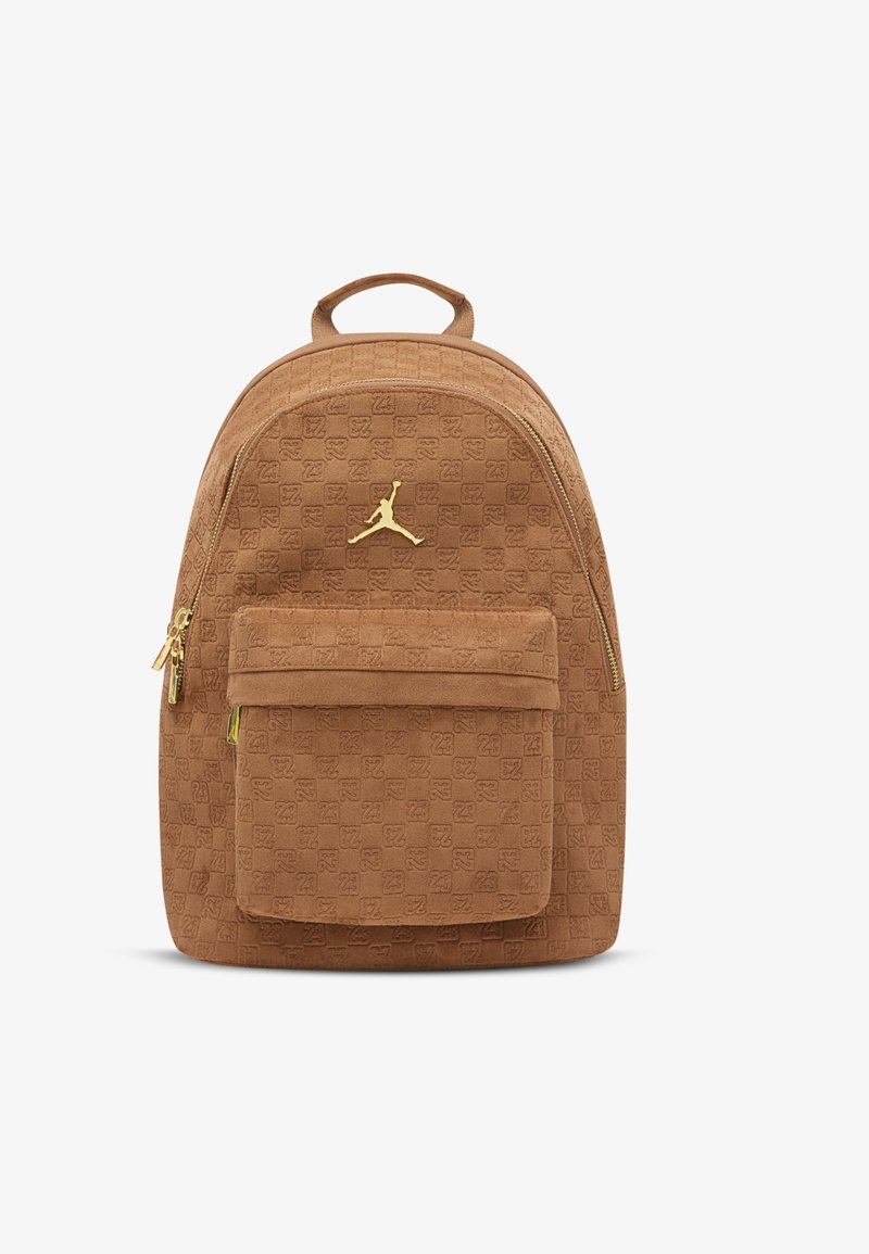 Καφέ σαμουά σακίδιο με υφή και σχέδιο, χρυσά μεταλλικά εξαρτήματα, μπροστινή τσέπη και χρυσλό λογότυπο Jumpman στο μπροστινό μέρος. Κλείσιμο με φερμουάρ.