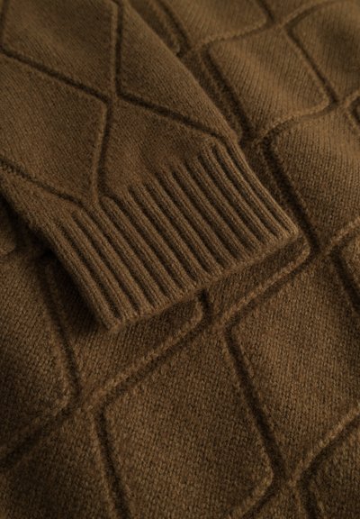Pull en laine marron tricoté avec un motif en diamant texturé et des poignets côtelés, fabriqué à partir d'un matériau doux et chaud. Il présente un tissage lisse et épais.