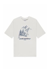 Hvit T-skjorte med blått fjell, furutrær, hyttekontur og teksten "Leisure Aesthetics" og "Pockies" midt på fronten.