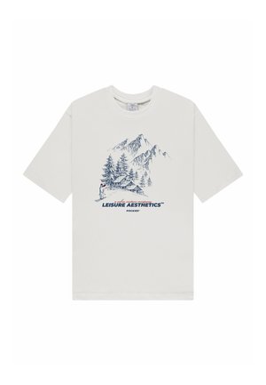 Bílé tričko s modrým nákresem hory, borovic, chaty a textem „Leisure Aesthetics“ a „Pockies“ uprostřed přední strany.