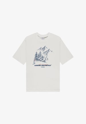 Bílé tričko s modrým nákresem hory, borovic, chaty a textem „Leisure Aesthetics“ a „Pockies“ uprostřed přední strany.