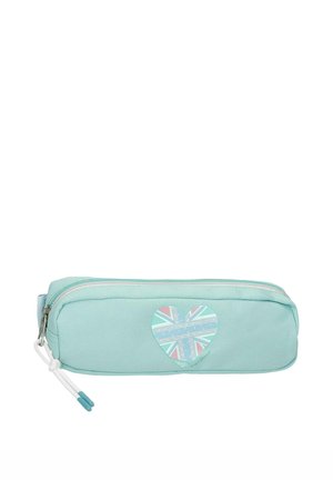 Estuche azul claro con un parche en forma de corazón que muestra una bandera del Reino Unido en tonos pastel y un cierre con cremallera con cordones de tirador en azul y blanco.