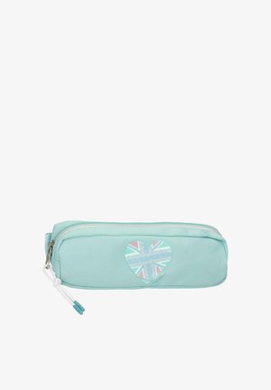 Estuche azul claro con un parche en forma de corazón que muestra una bandera del Reino Unido en tonos pastel y un cierre con cremallera con cordones de tirador en azul y blanco.