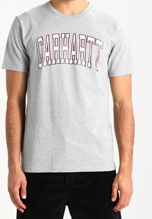 Grå kortærmet t-shirt med "CARHARTT" trykt med fede maroon bogstaver på tværs af brystet. Lavet af blødt stof, almindelig pasform.