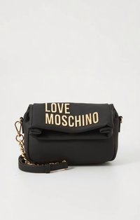 Svart strukturerad handväska med klaff, guldiga bokstäver "LOVE MOSCHINO", kedja och rem, slät yta och rektangulär form.
