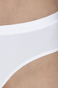 Slip in cotone bianco con un cinturino morbido e elastico e un design semplice. Il tessuto è morbido con una texture opaca, che mostra un dettaglio minimale.