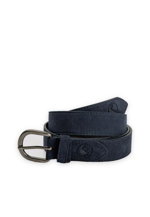 Un cinturón de ante azul marino oscuro con bordes cosidos, una hebilla plateada y un logotipo en relieve, enrollado sobre un fondo blanco.