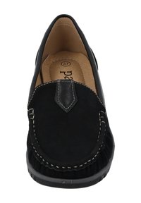 Scarpa mocassino nera con tomaia in suede, dettagli cuciti, punta affusolata e sottopiede imbottito. Design elegante con suola in gomma per aderenza.