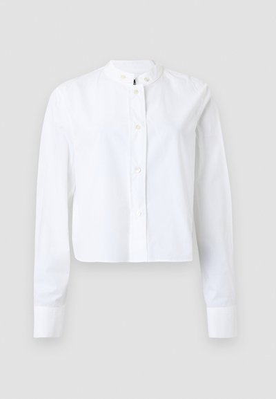 Άσπρο κοντό πουκάμισο με κουμπιά και γιακά μπαντάνα, με μακριά μανίκια και μικρά κουμπιά, κατασκευασμένο από λείο βαμβακερό ύφασμα.