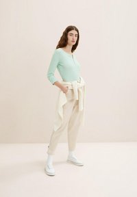 TOM TAILOR HENLEY - Camiseta de manga larga - offwhite green stripe
