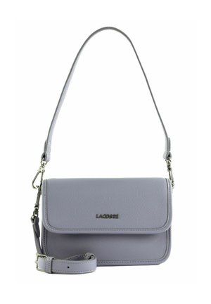 Borsa a tracolla rettangolare in pelle color lavanda con patta, logo Lacoste argentato e tracolla regolabile e rimovibile con fibbie metalliche.