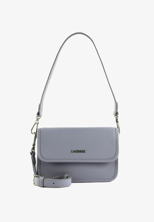 Borsa a tracolla rettangolare in pelle color lavanda con patta, logo Lacoste argentato e tracolla regolabile e rimovibile con fibbie metalliche.