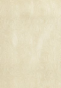 Beżowa tkanina z powtarzalnym, wypukłym wzorem falistych, splatających się liter. Teksturowana powierzchnia z subtelnym kontrastem między literami a tłem.